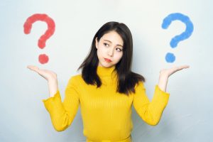 2つのものを比較検討する女性