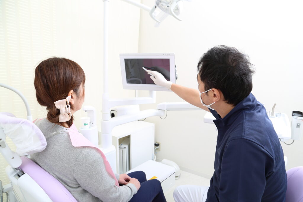 歯科医師が患者に治療説明している写真