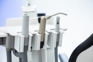 矯正歯科医院の治療道具の画像